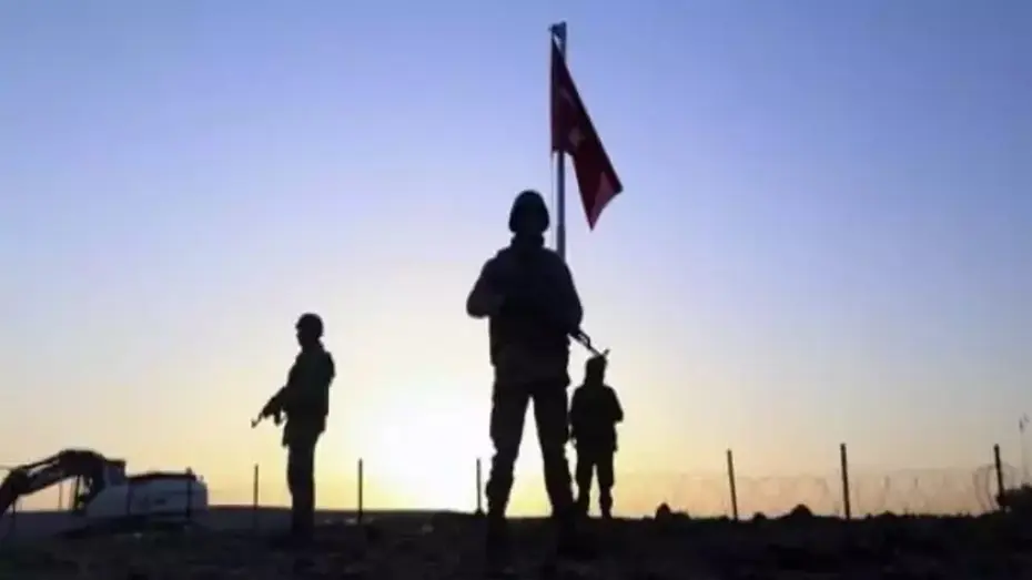 O bayrak göndere yeniden çekildi. Provokasyona izin verilmeyecek: 14 kişi gözaltında