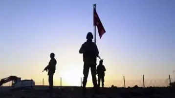 O bayrak göndere yeniden çekildi. Provokasyona izin verilmeyecek