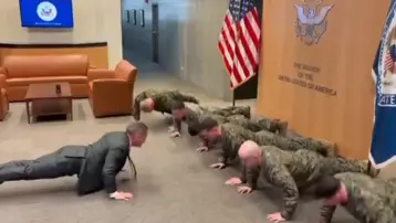 Amerikan elçisi askerlerle şınav çekti