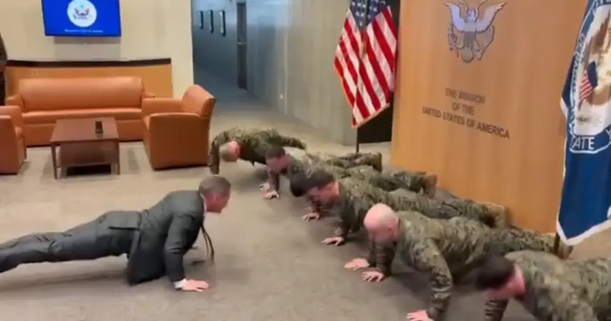 Amerikan elçisi askerlerle şınav çekti