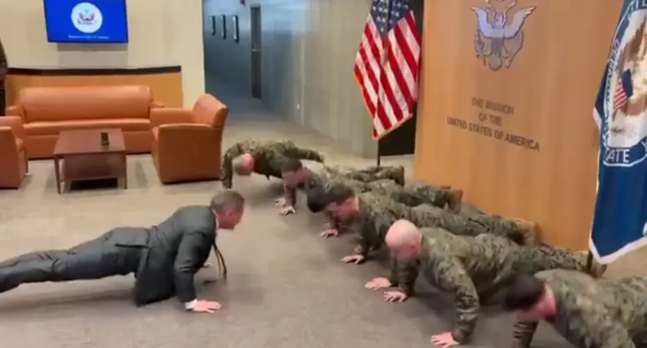 Amerikan elçisi askerlerle şınav çekti