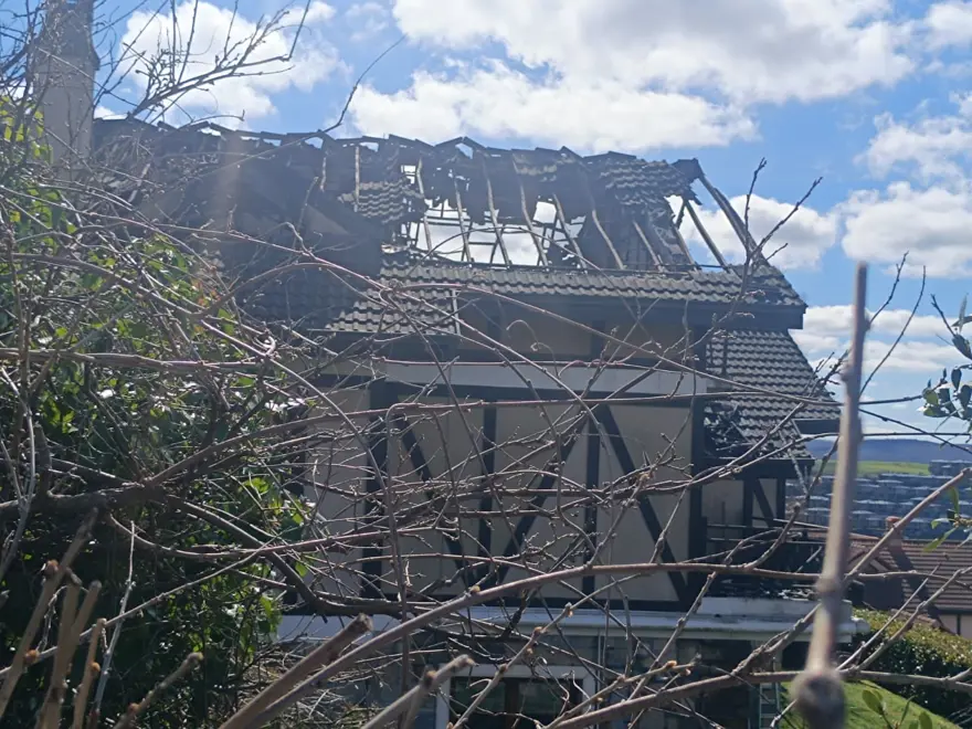 EVİNDE YANGIN ÇIKTI 1