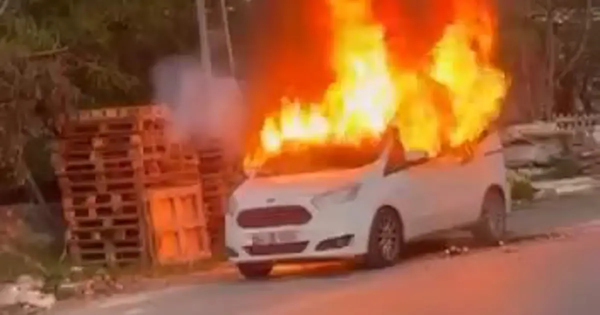 Park halindeki araç alev alev yandı