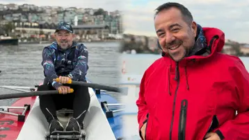 Ata Demirer'den Barış Manço Vapuru önünde poz