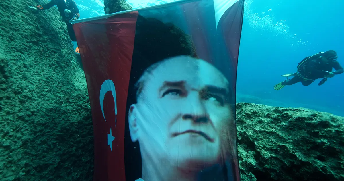 Mustafa Kemal Atatürk'e saygı dalışı