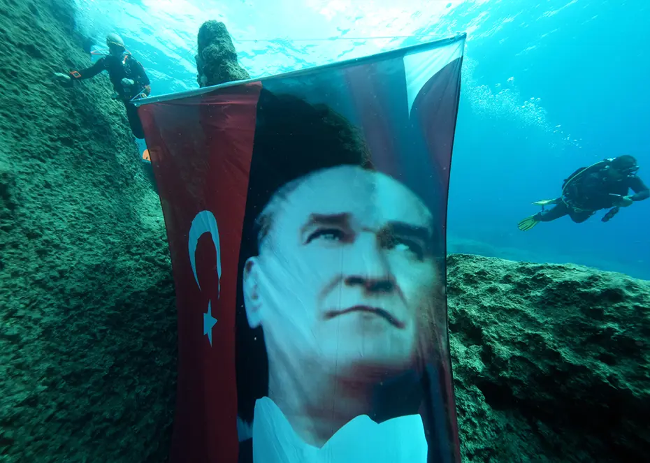Mustafa Kemal Atatürk'e saygı dalışı