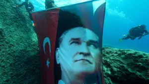 Mustafa Kemal Atatürk'e saygı dalışı
