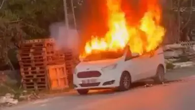 Park halindeki araç alev alev yandı