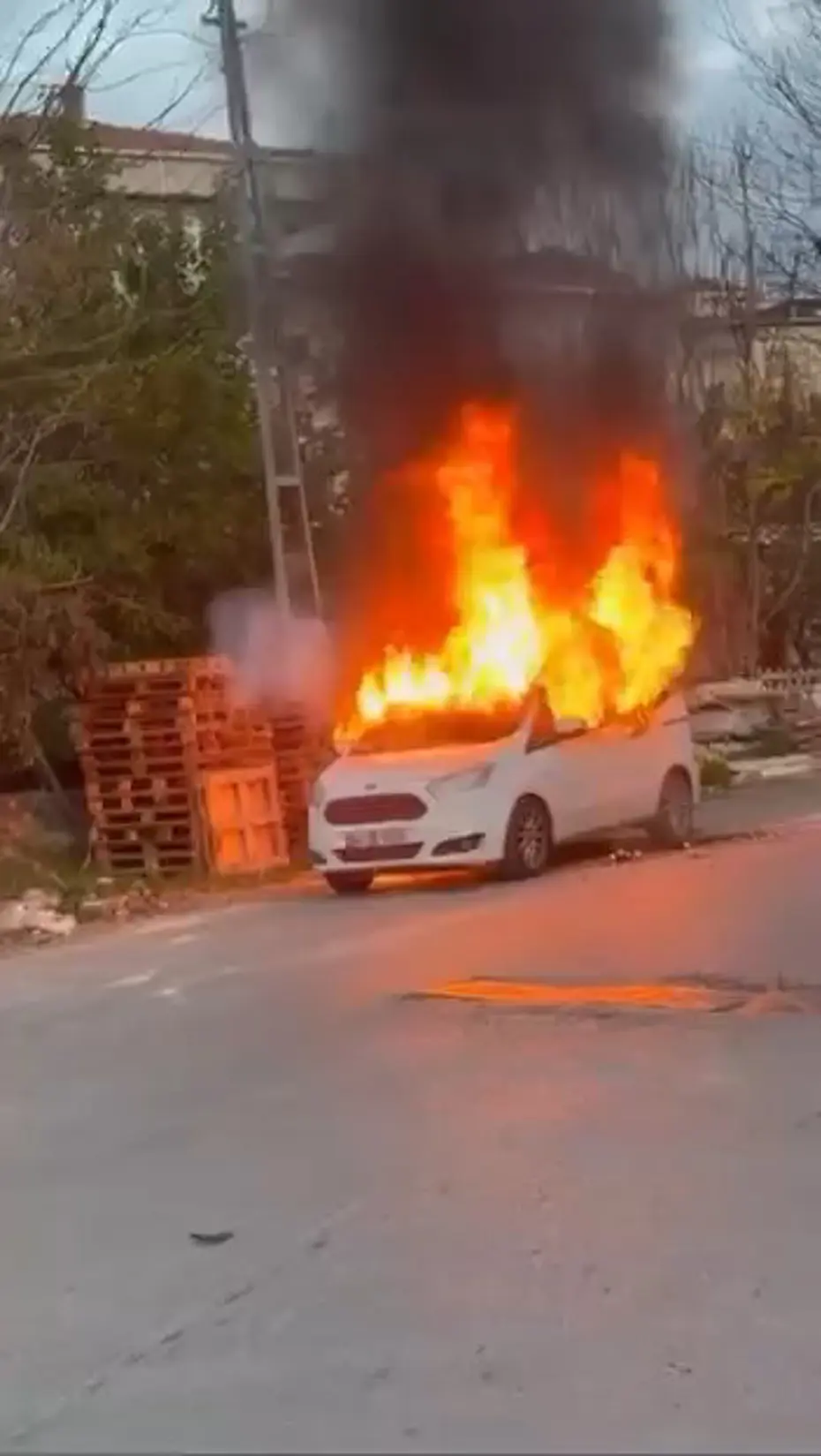 Park halindeki araç alev alev yandı