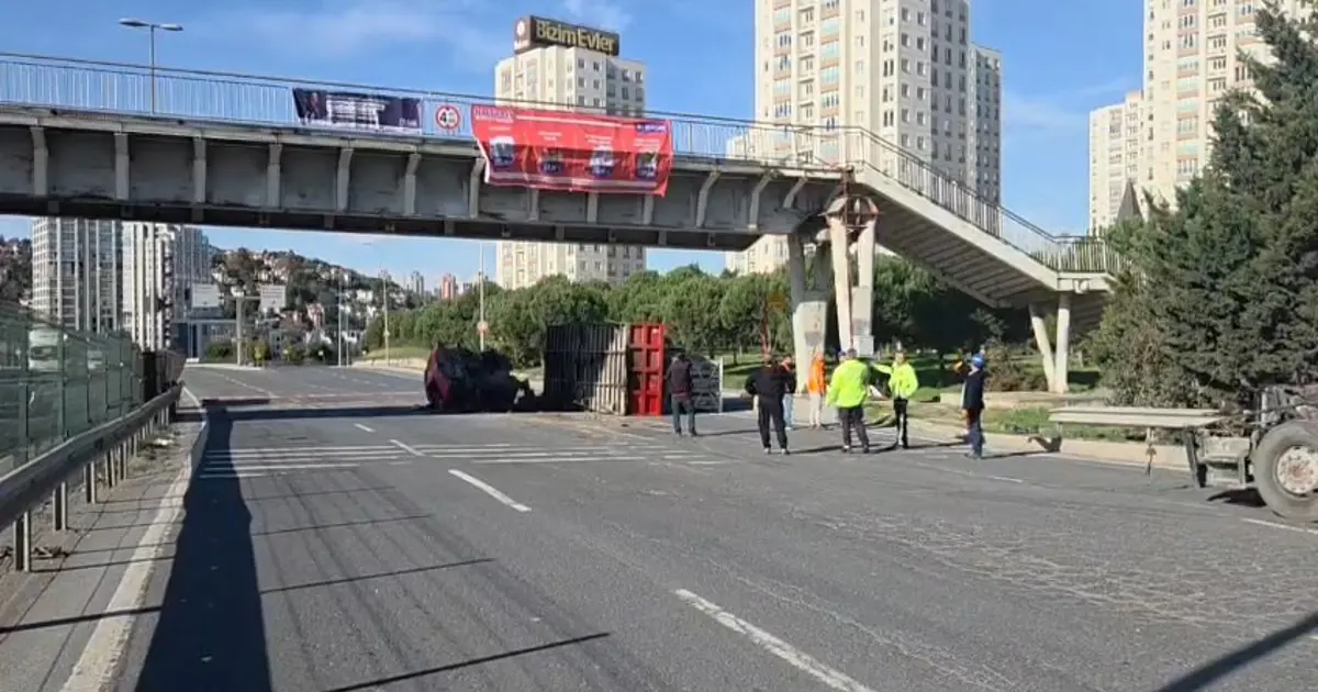 Avcılar'da TIR'ın üst geçide çarptığı kazada iki yaralı