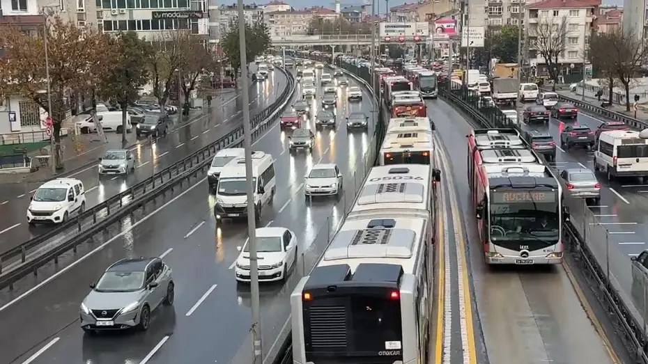 Avcılar'da metrobüs arızası yoğunluğa neden oldu