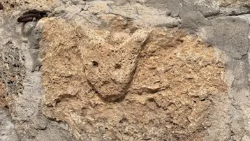 30 yıl önce kendi emeğiyle yaptığı ev turistlerin ilgi odağı oldu