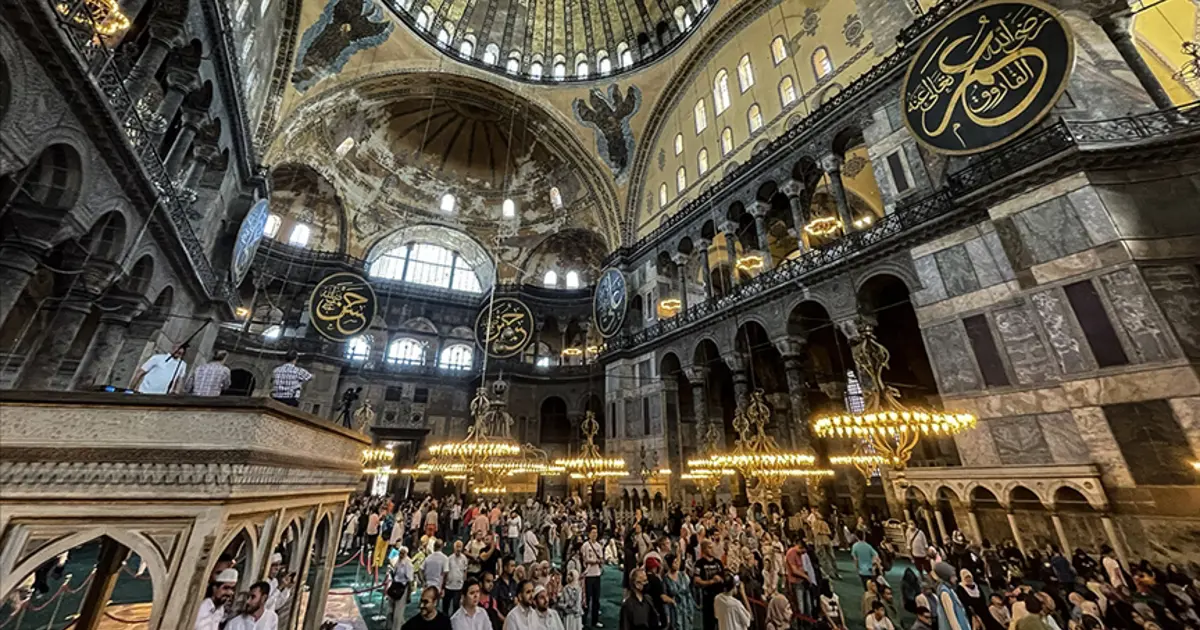 Ayasofya'da iki turist gözaltına alındı