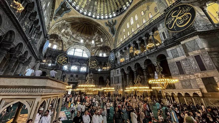 Ayasofya'da iki turist gözaltına alındı 