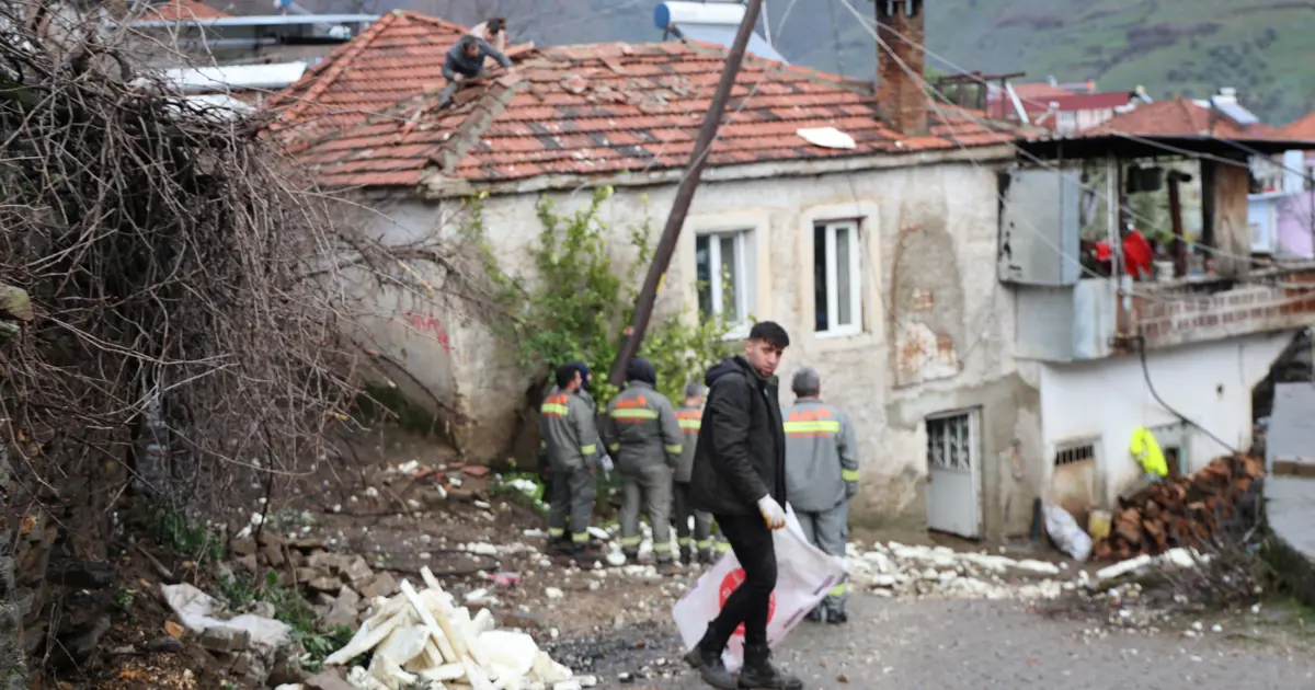 Aydın'ı fırtına vurdu. Köylüler uçan malzemelerini araziden topladı