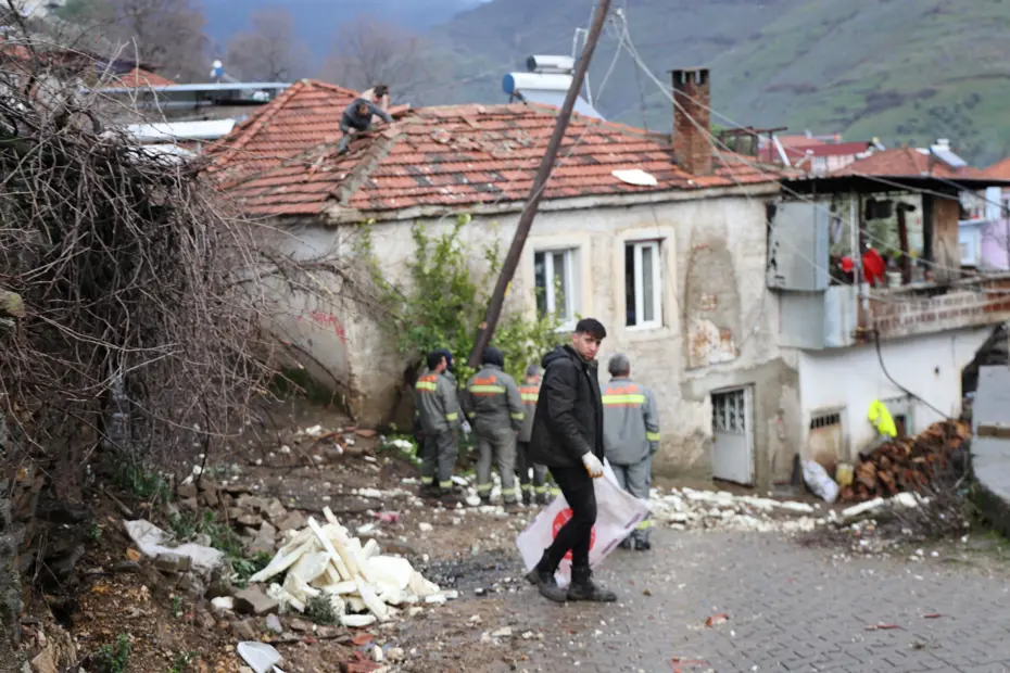 Aydın'ı fırtına vurdu. Köylüler uçan malzemelerini araziden topladı 