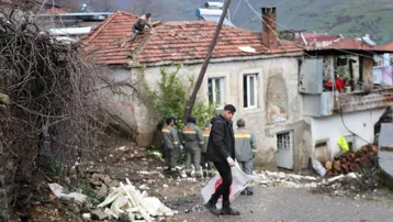 Aydın'ı fırtına vurdu. Köylüler uçan malzemelerini araziden topladı 