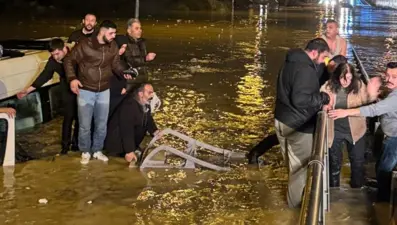 Sele kapılan minibüste can pazarı