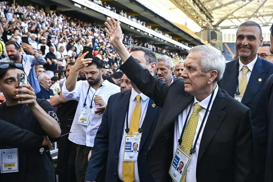 Aziz Yıldırım yeniden başkan seçildi. 