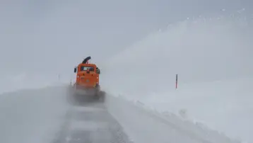 Nisan ortasında yoğun kar ve tipiden yol kapandı