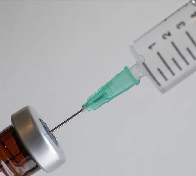Kişiye özel kanser aşısı geliştirildi. Moderna'nın mRNA aşısı cilt kanseri hastaları için umut olduİlaç üreticileri Moderna ve Merck firmaları, bir cilt kanseri türü olan melanom için mRNA tabanlı kişiye özel aşı geliştirdi. Aşının 3. faz denemelerinde alınan olumlu sonuçlar kamuoyuyla paylaşıldı.