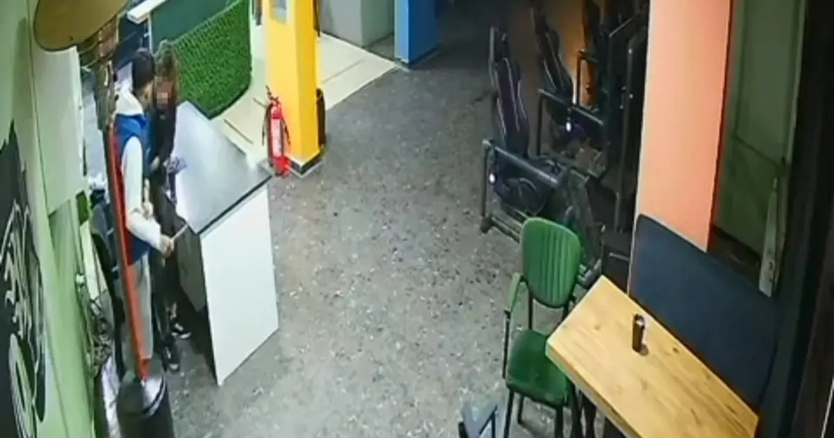 Akranı tarafından defalarca bıçaklandı. 17 yaşındaki çocuk hastanede