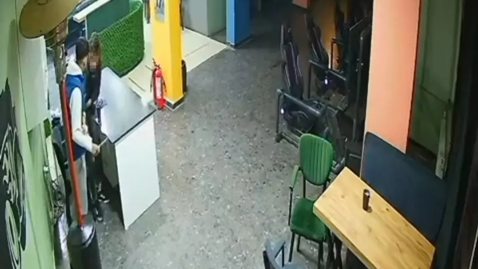 Akranı tarafından defalarca bıçaklandı. 17 yaşındaki çocuk hastanede