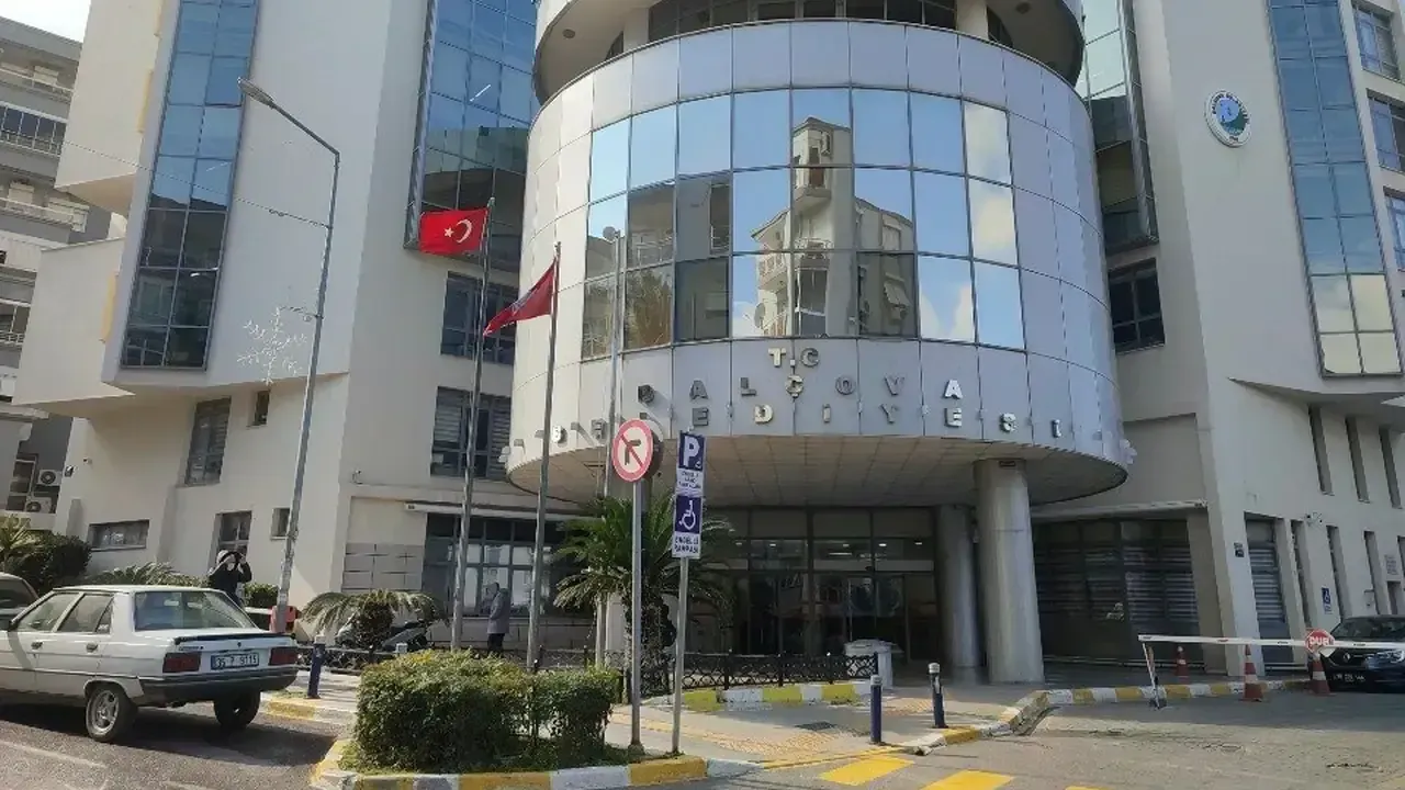 Balçova Belediye Başkanı Onur Yiğit rüşvet soruşturmasıyla görevden alındı