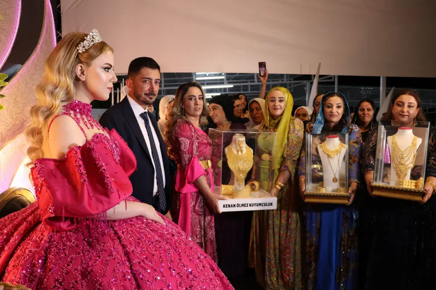 Van'da aşiret düğünü: Geline 3 kilo altın, damada 3 milyon TL takıldı 5 Van'da aşiret düğünü: Geline 3 kilo altın, damada 3 milyon TL takıldı 5