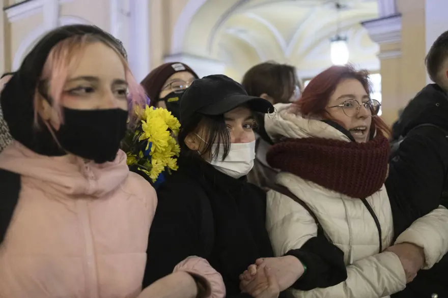 Moskova'da savaş karşıtı 2 anne ve 5 çocuk gözaltına alındı 12