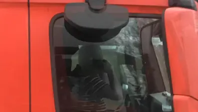 Direksiyonu bıraktı, iki cep telefonuyla birden konuştu