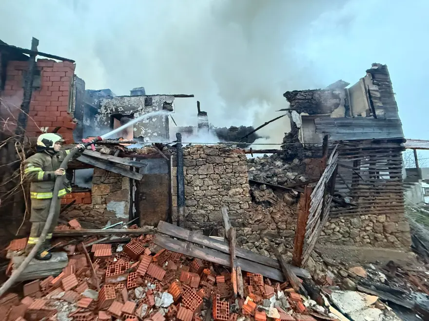 Balıkesir'de yangın: 5 ev hasar gördü 1