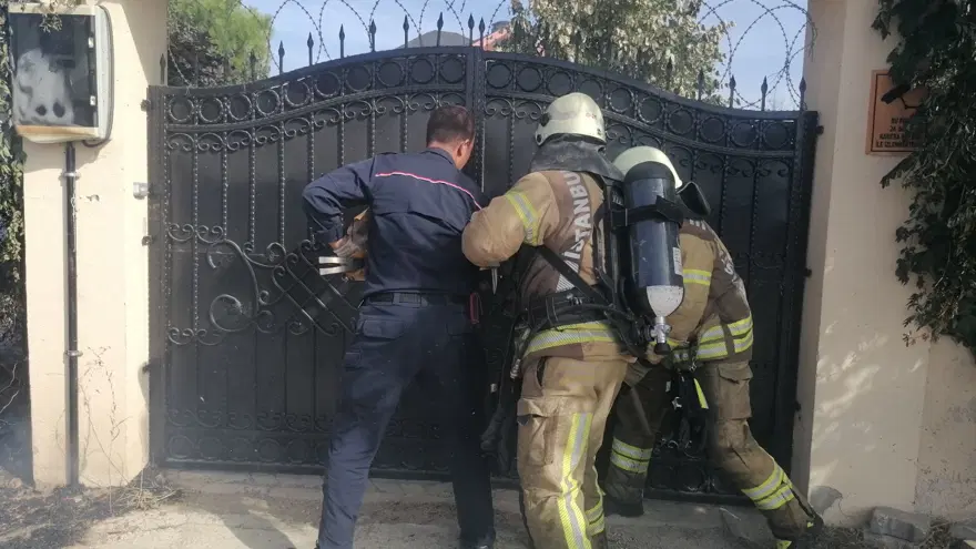 Silivri'de otluk alandaki yangın villaya sıçradı 6 Silivri'de otluk alandaki yangın villaya sıçradı 6