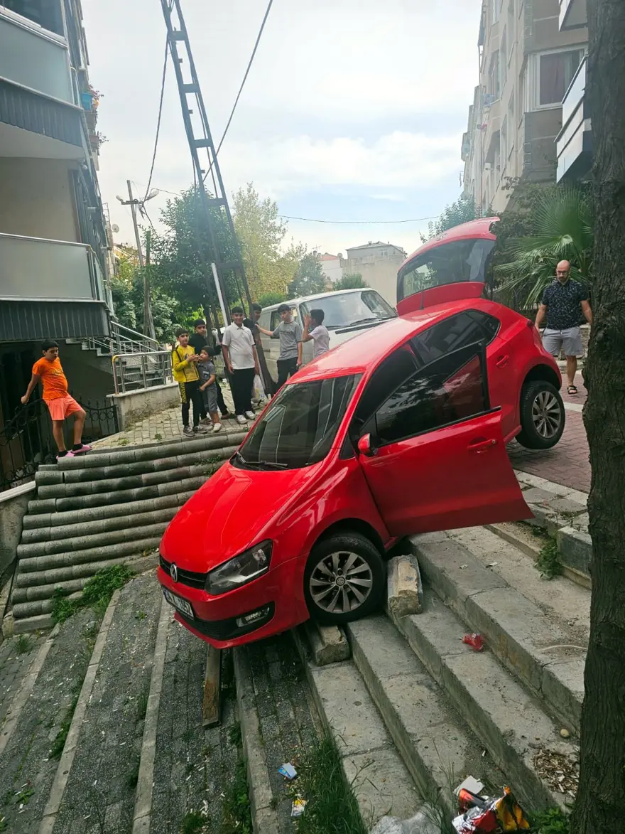 Avcılar'da manevra yaparken merdivenlerde asılı kaldı 4
