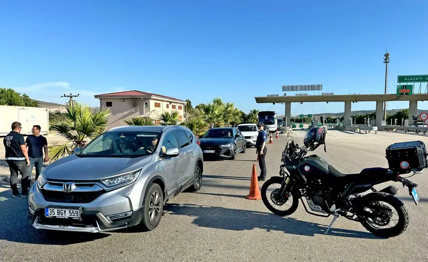 Akın akın Çeşme'ye gittiler: 4 günde 150 bin araç girdi 2