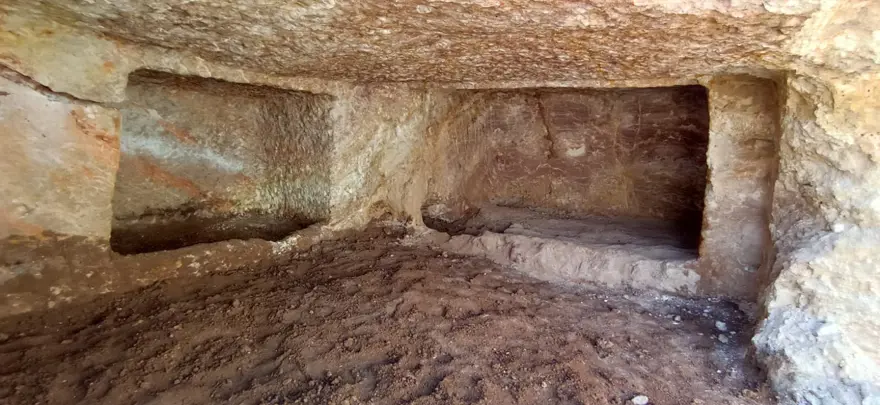 Kazı çalışması sırasında 2’nci yüzyıla ait mezar bulundu (İçindenbütünlüğü bozulmuş insan kemikleri, bilezik ve küpeler çıktı) 