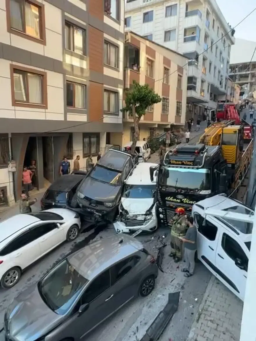 İstanbul'da kayan vinç 23 aracı biçti: Ortalık savaş alanına döndü 1