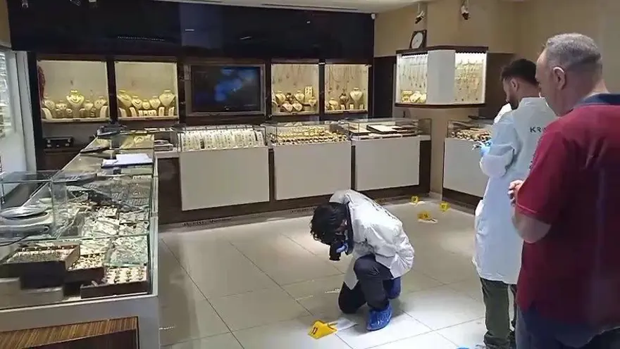 İstanbul'un göbeğinde silahlı soygun girişimi: Silahlar patladı 1