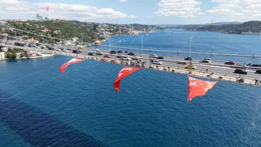 Köprüye dev Türk Bayrağı asıldı