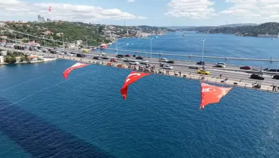 Köprüye dev Türk Bayrağı asıldı