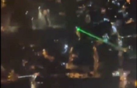 İzmir'de inişe hazırlanan uçağa lazer tutuldu: O anlar kamerada