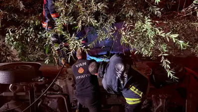 Van'da otomobil su kanalına düştü: 1 yaralı