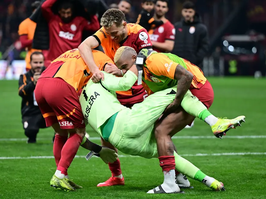 Galatasaray'da bir dönem sona eriyor: "Eşiyle görüştü, eşyalarını ülkesine yolladı" 4 Galatasaray'da bir dönem sona eriyor: "Eşiyle görüştü, eşyalarını ülkesine yolladı" 4