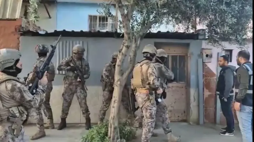 İzmir’in 6 ilçesinde eş zamanlı operasyon: 64 gözaltı İzmir’in 6 ilçesinde eş zamanlı operasyon: 64 gözaltı