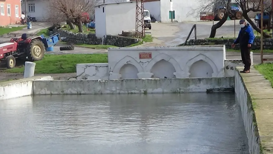 Kazdağları eteklerindeki köyün her yerinden su çıkıyor 3