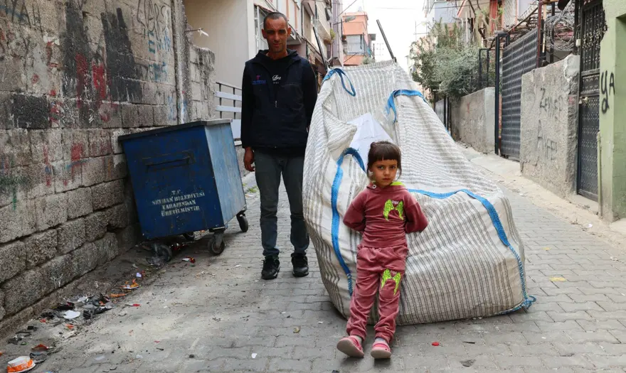 6 yaşındaki Hayrunisa görme engelli babasının gözleri oldu: Kağıt toplarken yanından ayrılmıyor 