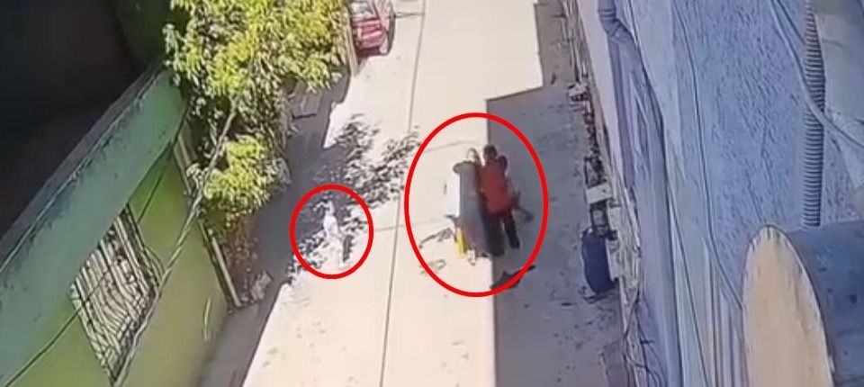 Kucağında çocuğu olan anneye tekme tokat dayak