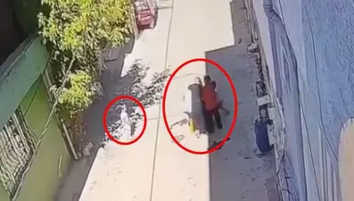 Kucağında çocuğu olan anneye tekme tokat dayak