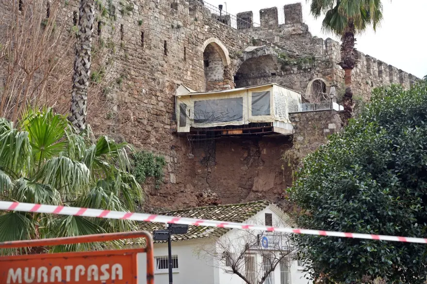 Tarihi Kaleiçi’ndeki surlar yıkıldı 9 Tarihi Kaleiçi’ndeki surlar yıkıldı 9