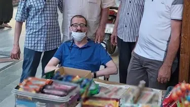 Engelli satıcının parasını çaldılar